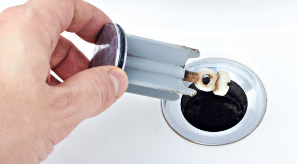 Les astuces pour éliminer les mauvaises odeurs de canalisation