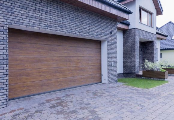 Devriez-vous choisir une porte sectionnelle, enroulable ou basculante pour votre garage ?