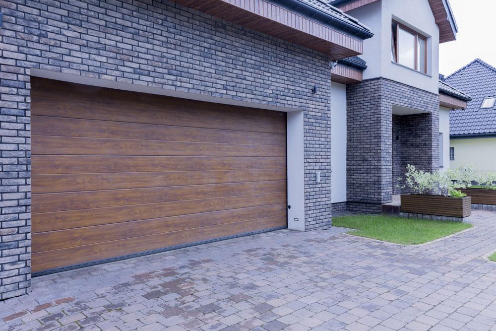Devriez-vous choisir une porte sectionnelle, enroulable ou basculante pour votre garage ?